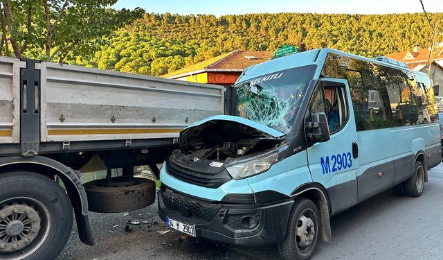 Yolcu minibüsü park halindeki tıra çarptı