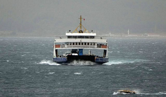 Çanakkale Boğazı’nda feribot seferleri yeniden başladı