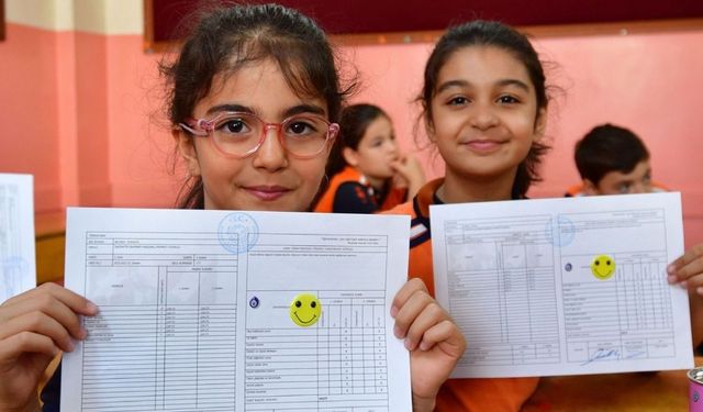 Yaklaşık 20 milyon öğrenci karnelerini alarak yarıyıl tatiline girdi