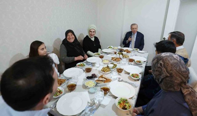 Cumhurbaşkanı Erdoğan ve eşi Emine Erdoğan, iftarda Fidan ailesini ziyaret etti