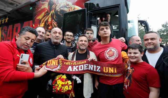 Galatasaray, Antalya’da sevgi gösterileri ile karşılandı