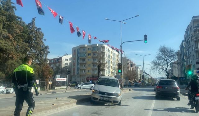 Çanakkale’de trafik kazasında araç ters şeride girdi