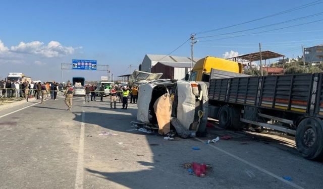 Yolcu servisi park halindeki tıra çarptı: 6 ölü, 8 yaralı