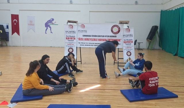 Çanakkale’de özel bireyler, hafta sonu yaptıkları spor dersleri ile eğlendi