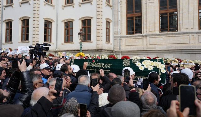 Sanatçı Edip Akbayram son yolculuğuna uğurlandı