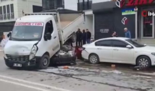 Otomobil park halindeki kamyonetin altına girdi