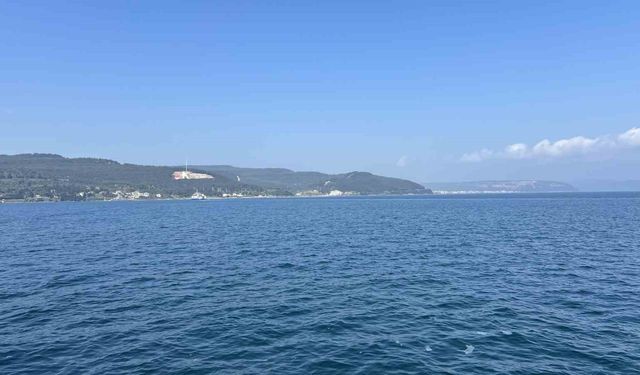 Çanakkale Boğazı, sisin etkisini yitirmesiyle tekrar gemi trafiğine açıldı