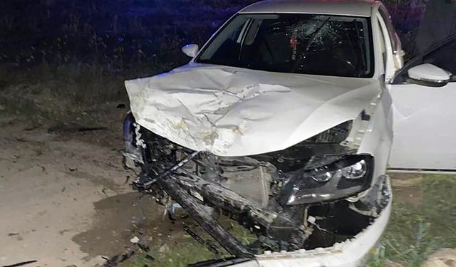 Aynı yöndeki otomobiller çarpıştı 2 ölü 4 yaralı