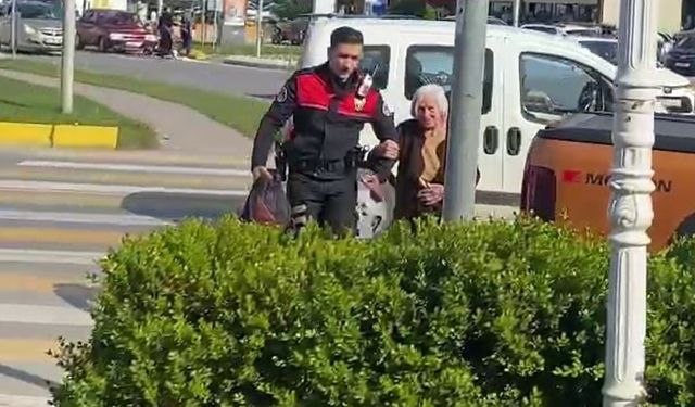 Yürümekte zorlanan yaşlı kadına polisten yardım eli (Video)