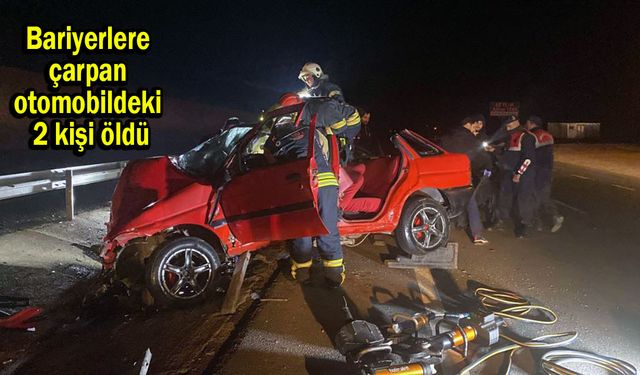 Bariyerlere çarpan otomobildeki 2 kişi öldü (Video)
