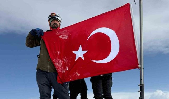 Karla kaplı zirveye 13 saatte tırmandı