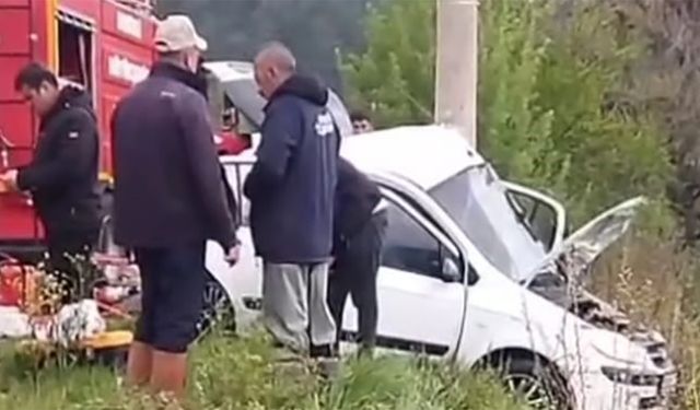 Elektrik direğine çarpan araçtaki 2 kişi öldü