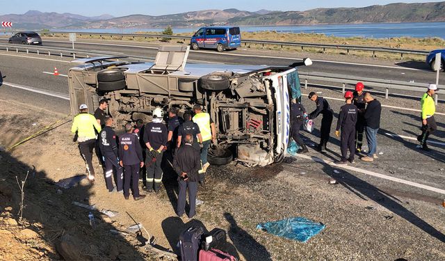 Karşı şeride geçen yolcu midibüsü yan yattı 25 yaralı