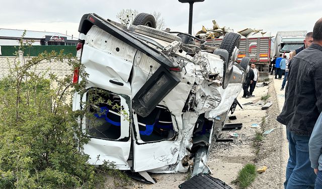 Tırla çarpışan minibüs takla attı: 10 yaralı