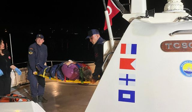 Çanakkale'de rahatsızlanan iki hasta sahil güvenlik ekiplerince tahliye edildi (video)