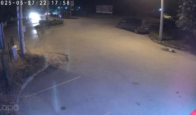 Kavşakta drift yapan otomobil ağaca çarptı: 3 yaralı (Video)