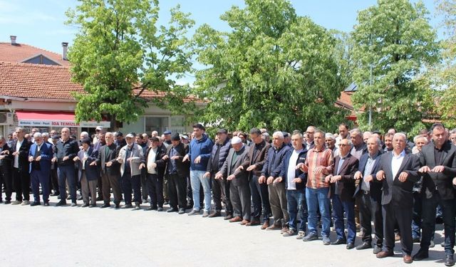 Yenice'de dua sırasında eller bu sefer yere çevrildi (Video)