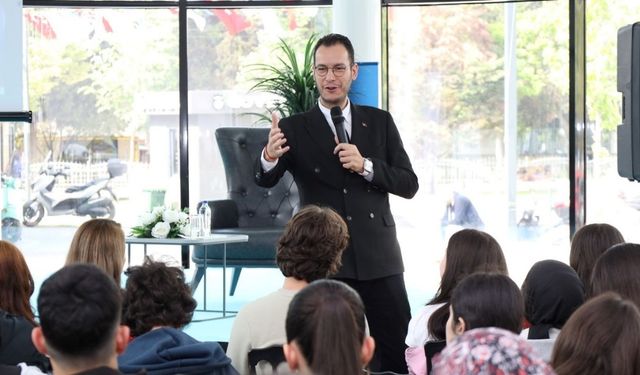 Profesörden yapay zeka uyarısı: "Mesajlarınız okunuyor, analiz ediliyor"