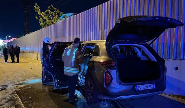 İki araç kafa kafaya çarpıştı
