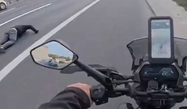 Motosiklet arızalanarak emniyet şeridinde duran kamyonete çarptı (Video)