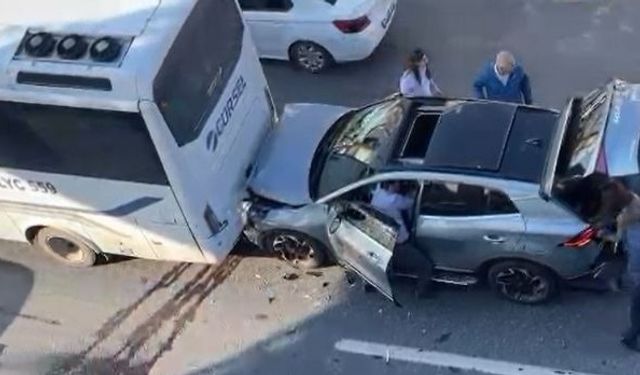Kontrolden çıkan araç otobüse çarptı
