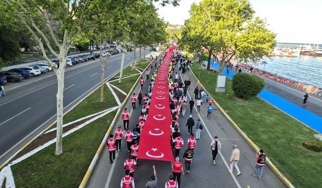 Polis ve gençler omuz omuza yürüdü