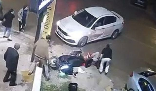 Otomobille motosikletin çarpıştığı kaza kamerada (Video)