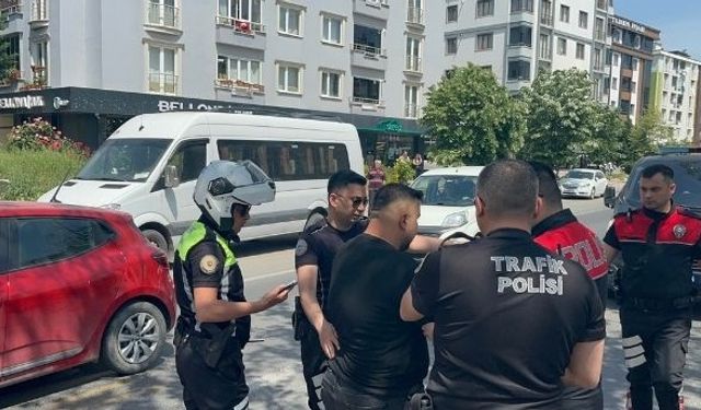 Yaya geçidinde kendisini uyaran yayayı dövdü (Video)
