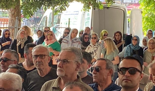 Ünlü şarkıcı kuzenini son yolculuğuna uğurladı (Video)'
