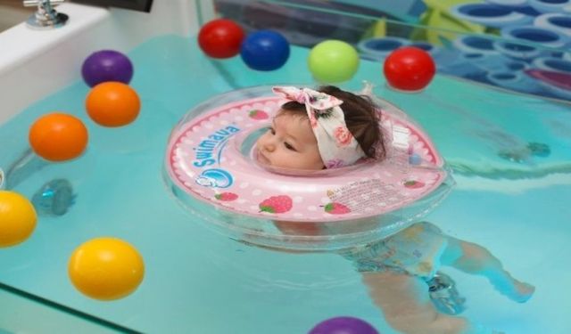 Bebekler denize, havuza kaç aylıkken girebilir? Uzmanı açıkladı!