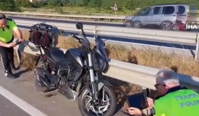 Bariyere çarpan motosiklet 400 metre sürüklendi (Video)