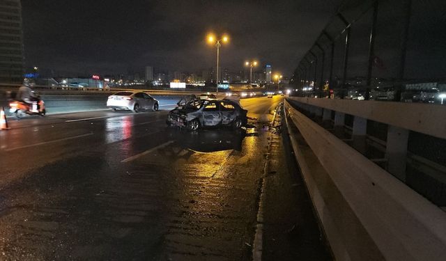 Bariyerlere vuran araç alev alev yandı