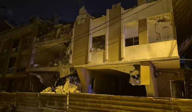 Yıkımına başlanan bina böyle çöktü (Video)