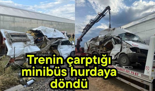 Trenin çarptığı minibüs hurdaya döndü