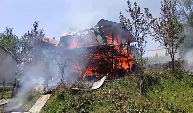 Yayla evi alev alev yandı