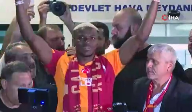 Osimhen İstanbul'a geldi