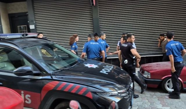 Devriye görevi yapan polislere bıçaklı saldırı
