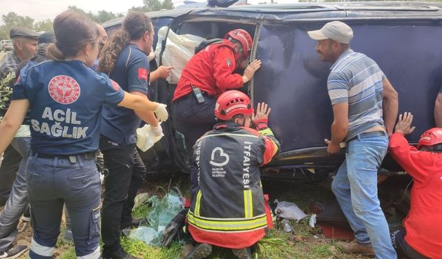 Sıkışmalı trafik kazasında sürücü kurtarıldı