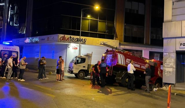 5 katlı iş merkezinin çatısında yangın çıktı