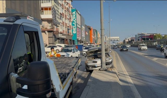 Refüje çıkan araç elektrik direğine çarptı