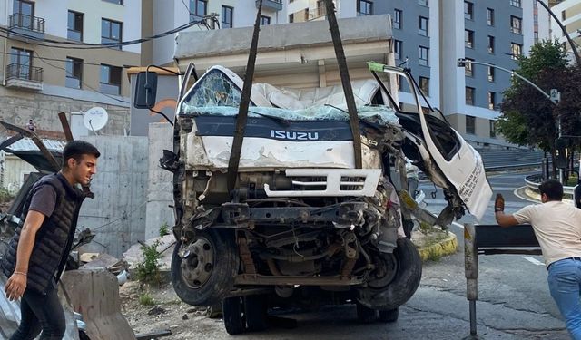 Rampadan inen kamyonet bariyerlere çarptı