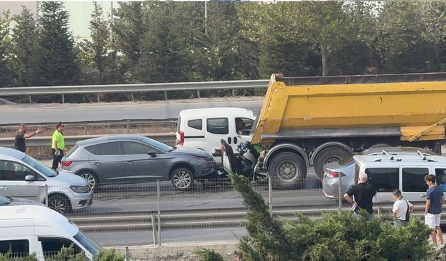 Motosiklet sürücüsü kamyonla otomobil arasına sıkıştı
