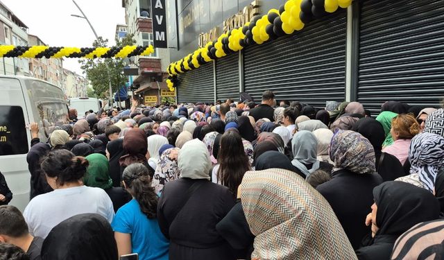 Mağaza açılışında 'indirim' izdihamı