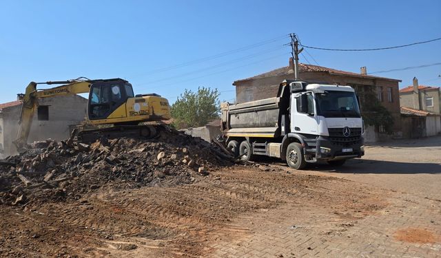 Çanakkale'de hasar alan binaların enkazları kaldırılıyor