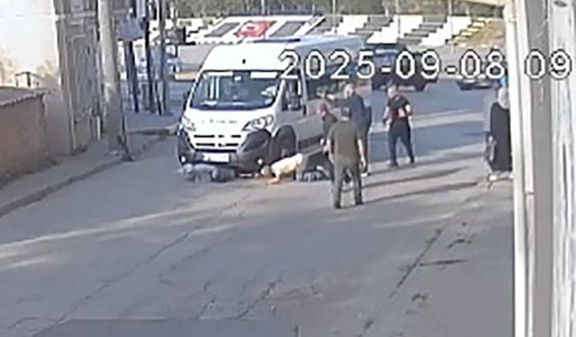 Anne ve oğlu işçi servisinin altında kaldı