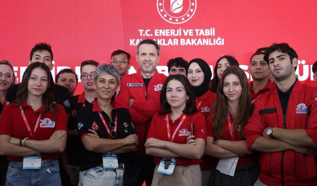 Bakan Bayraktar TEKNOFEST’TE gençlerle buluştu