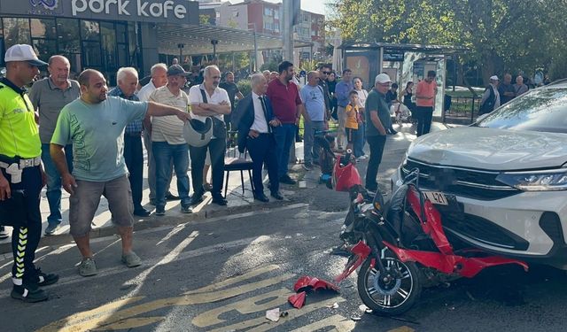 İki otomobilin arasında kağıt gibi ezildi
