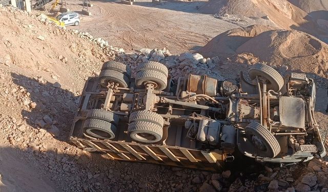 Kontrolden çıkan hafriyat kamyonu devrildi