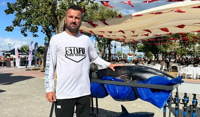 Avladığı orkinosları düzenlediği festivalle çocuklara ikram etti