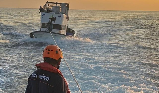 Çanakkale Boğazı’nda makine arızası yapan tekne yedeklenerek çekildi